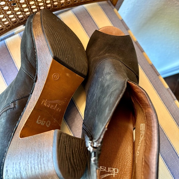 Dansko Women's Delphina Platform Ankle Bootie - Picture 5 of 7